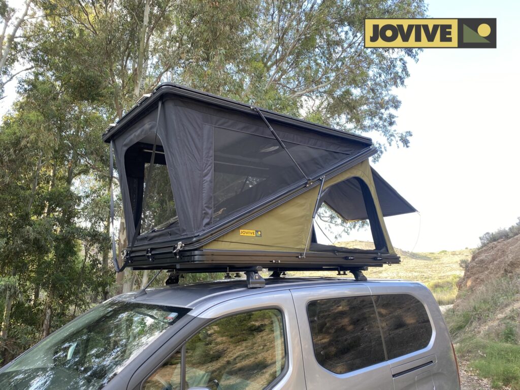 Photo d’un véhicule avec une tente de toit positionnée sur son toit. Un logement nomade, sécurisé et pratique.