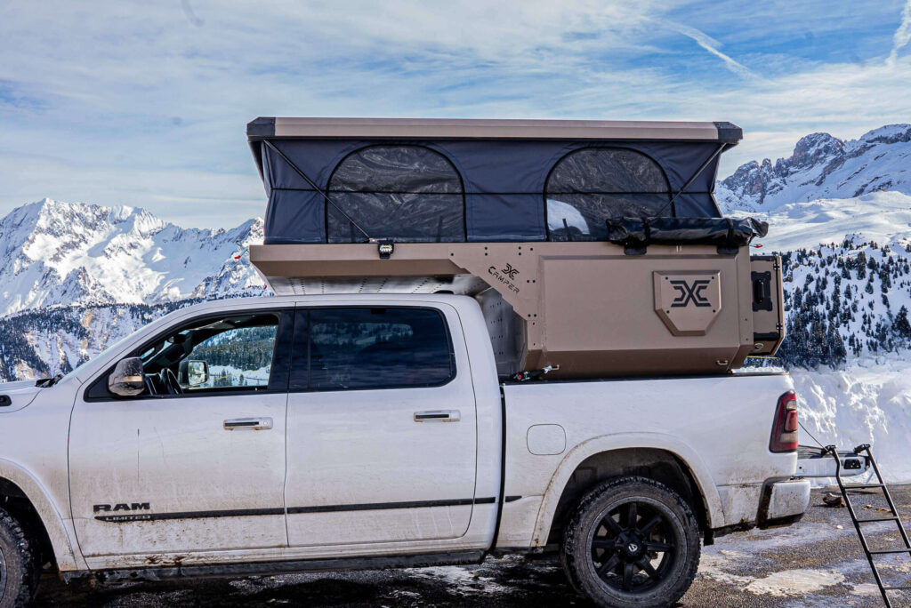 Avec un agencement optimal qui maximise chaque centimètre, notre cellule pick-up offre des espaces de rangement intégrés pour organiser votre équipement de camping de manière efficace.