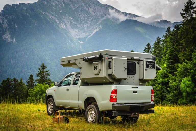 Les 5 équipements indispensables pour une cellule pick-up Camper X : maximisez votre confort en pleine nature. 