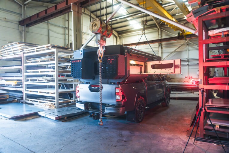 Pick-up dotato di una cellula CAMPER-X presso Baze House