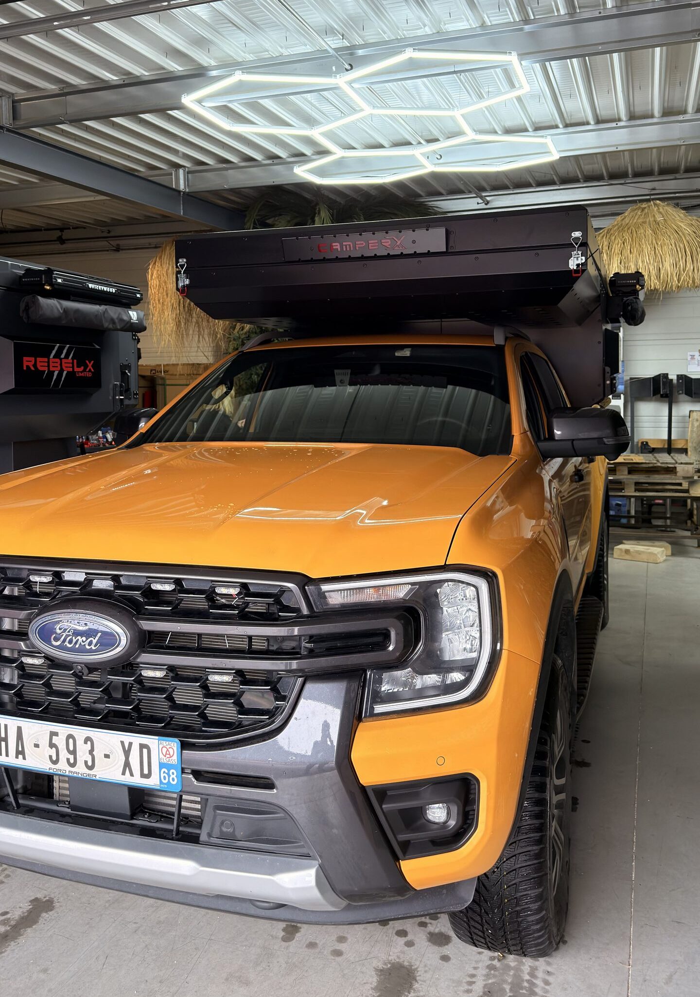 Installazione di una cella CAMPER-X su un pick-up presso Baze House a Grenay