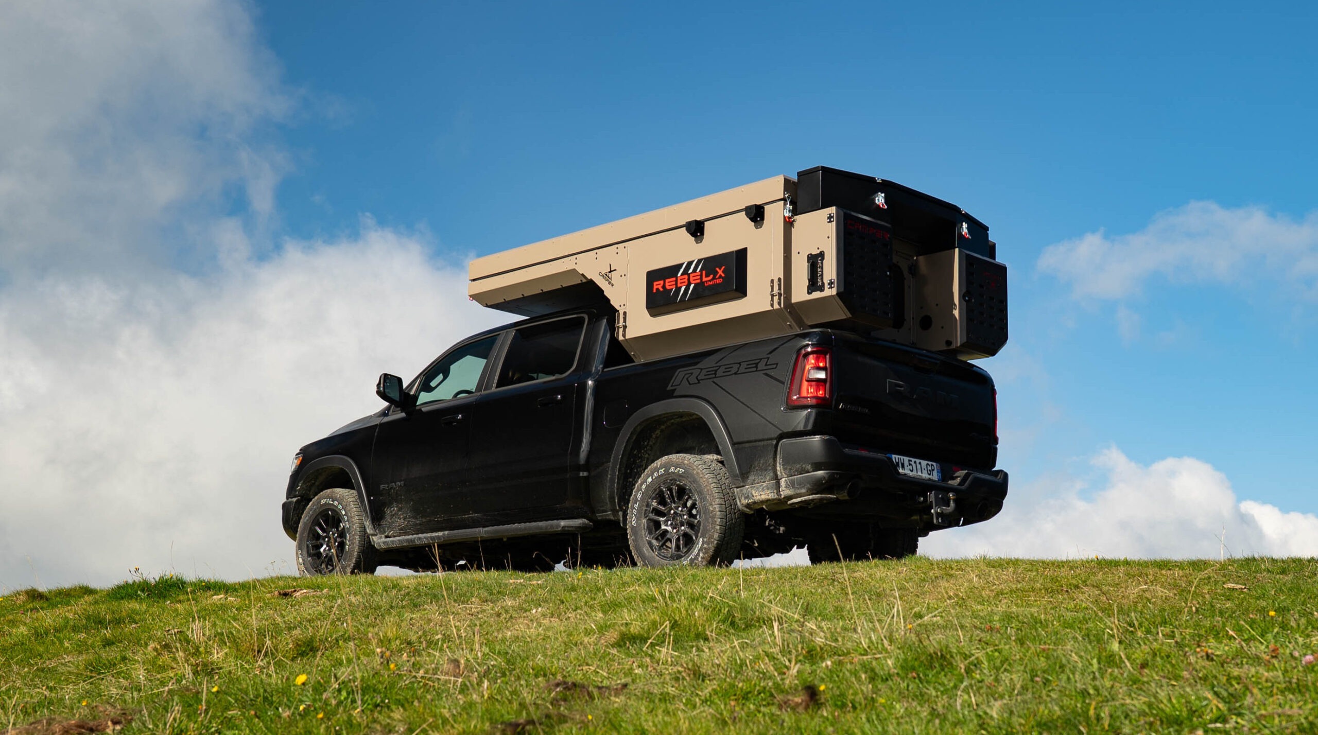 Viaje por carretera por Francia con una cápsula para camioneta CAMPER-X
